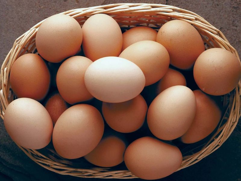 Trứng cung cấp chất béo tốt, protein và choline, đặc biệt hữu ích cho não bộ khi được chế biến lành mạnh.