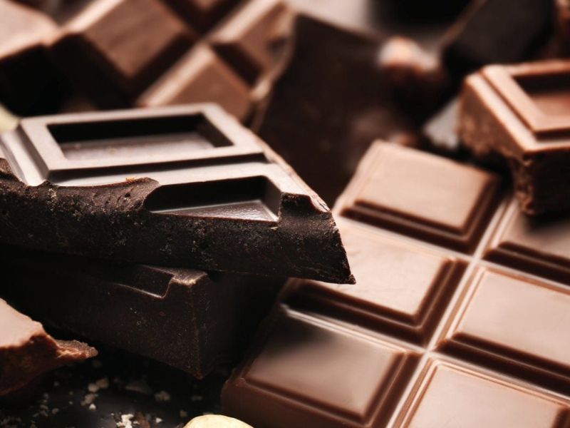 Sô-cô-la đen trên 70% cacao giàu chất béo tốt và polyphenols, giúp tăng cường sức khỏe