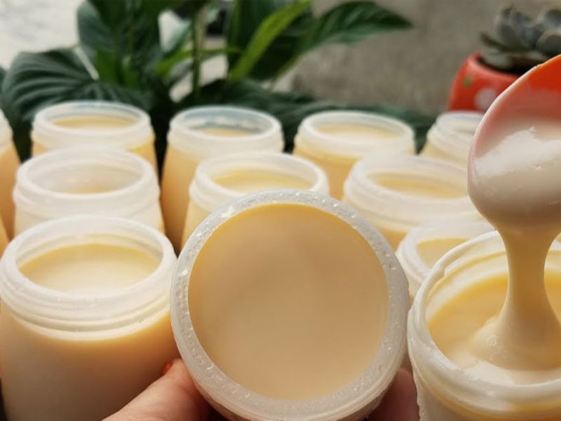 Phô mai và sữa chua nguyên kem cung cấp canxi, protein và probiotic, có lợi cho trẻ em khi dùng điều độ và chọn loại ít đường.
