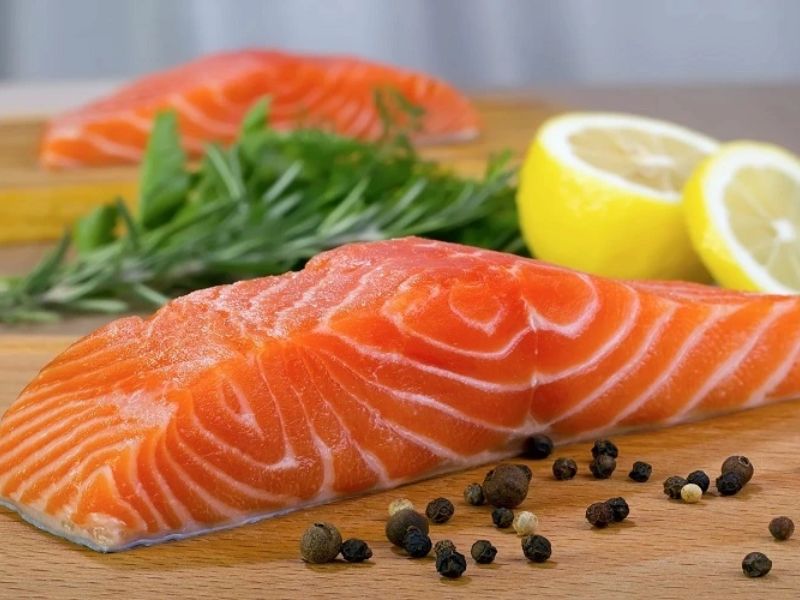 Cá hồi giàu Omega-3 (EPA, DHA) mang lại lợi ích vượt trội cho não bộ, tim mạch và phát triển trẻ nhỏ khi được chế biến đúng cách.