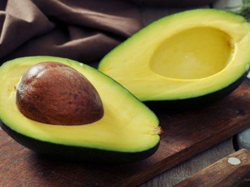 Bơ là siêu thực phẩm giàu chất béo tốt MUFA, giúp no lâu và bổ sung nhiều vitamin, khoáng chất cho cơ thể.