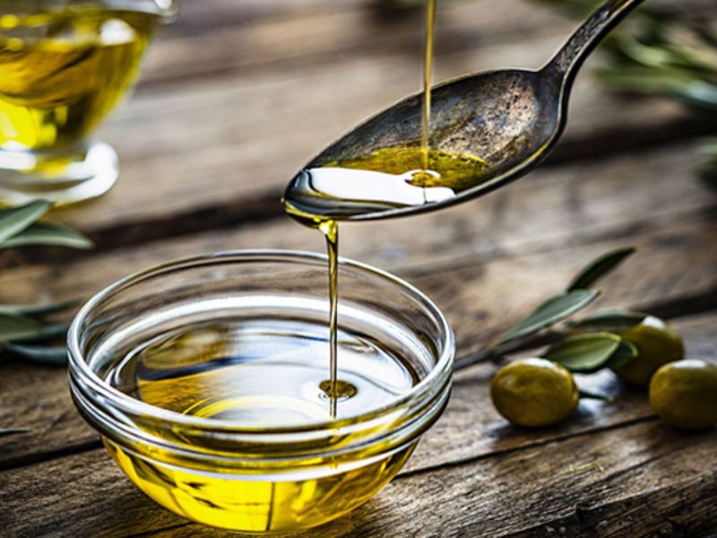 Dầu ô-liu nguyên chất giàu MUFA và polyphenols, mang lại lợi ích chống oxy hóa và tốt nhất khi dùng ở nhiệt độ thấp.