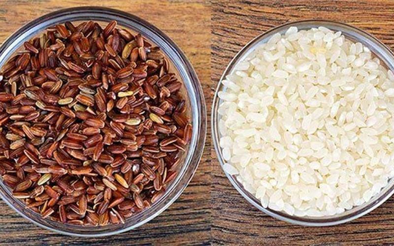 Gạo lứt giữ cám và mầm giàu dinh dưỡng trong khi gạo trắng chỉ còn tinh bột sau khi xay xát.