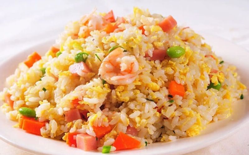 Cơm chiên hải sản hoặc tôm là món ăn trưa nhanh gọn, bổ dưỡng.