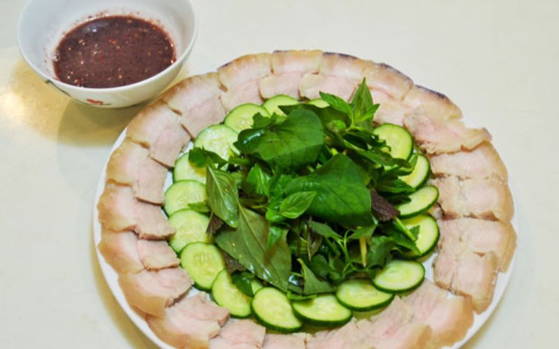 Mâm cơm thịt luộc – canh chua cá là bữa trưa đơn giản, đủ chất và dễ làm.