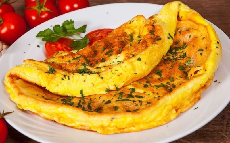 Trứng chiên – mâm cơm đơn giản, tiết kiệm nhưng đủ chất cho bữa trưa
