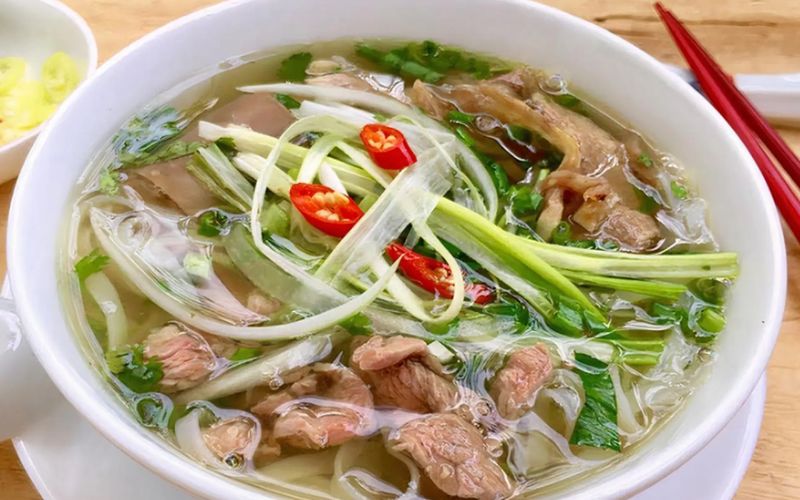 Phở là món ăn ngon, bổ dưỡng, dễ tiêu hóa và có thể chuẩn bị nhanh cho bữa trưa.