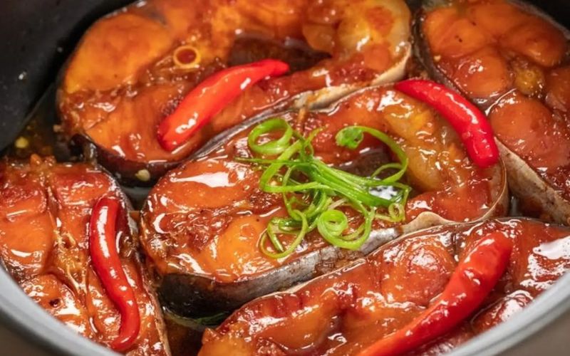 Cá kho – mâm cơm đậm đà, giàu dinh dưỡng và cân bằng vị giác