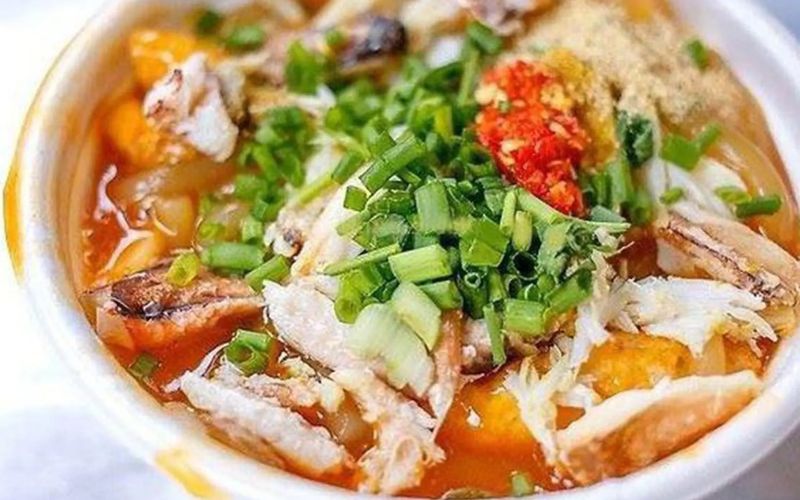 Bánh canh cua, bánh canh ghẹ là món ăn trưa bổ dưỡng, ngọt tự nhiên và no lâu.