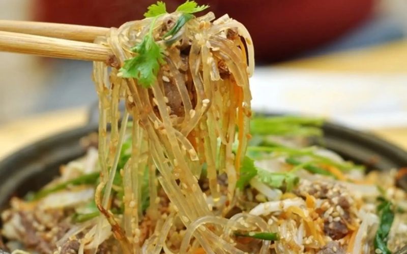 Miến măng gà và miến xào cua là món ăn nhẹ, giàu protein, dễ tiêu hóa