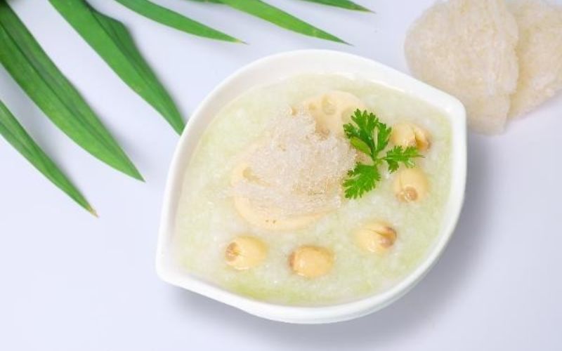Cháo yến hạt sen là món ăn thanh mát, bổ dưỡng, giúp an thần, đẹp da và tăng cường sức khỏe.