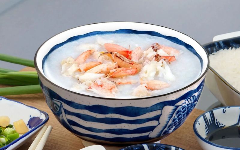 Cháo hải sản thập cẩm là bữa sáng giàu đạm và omega-3, tốt cho sức khỏe.