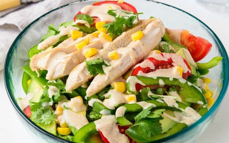 Ức gà luộc ăn kèm salad rau là bữa sáng ít béo, giàu protein, phù hợp cho người ăn kiêng và giữ dáng.