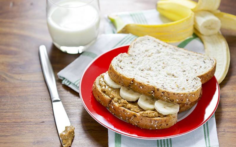 Bánh mì bơ đậu phộng chuối là bữa sáng giàu năng lượng cho người tập luyện.