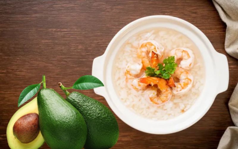 Cháo tôm trộn bơ là món ăn mềm, giàu DHA và chất béo tốt, giúp bé phát triển não bộ.