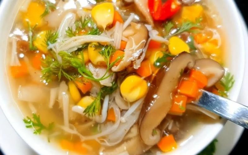 Súp bắp cua hạt sen là món ăn thanh đạm, dễ tiêu, giúp bổ dưỡng và an thần nhẹ.