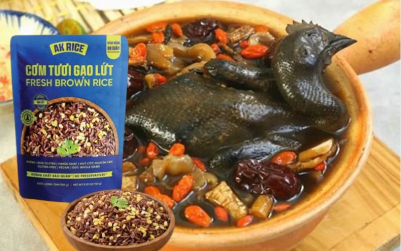 Gà tiềm dược liệu ăn kèm cơm gạo lứt là bữa ăn bổ dưỡng, giúp phục hồi sức khỏe và tăng đề kháng.