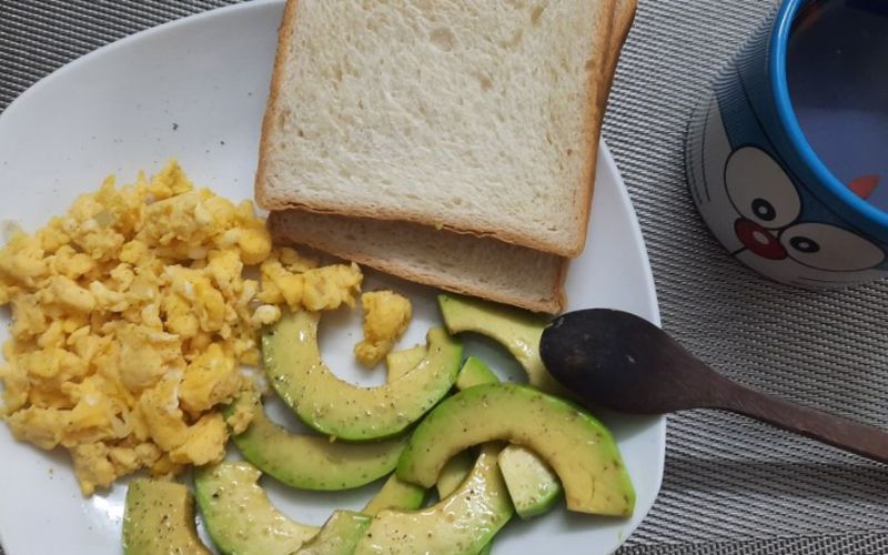 Trứng tráng bơ với bánh mì ngũ cốc và sữa chua