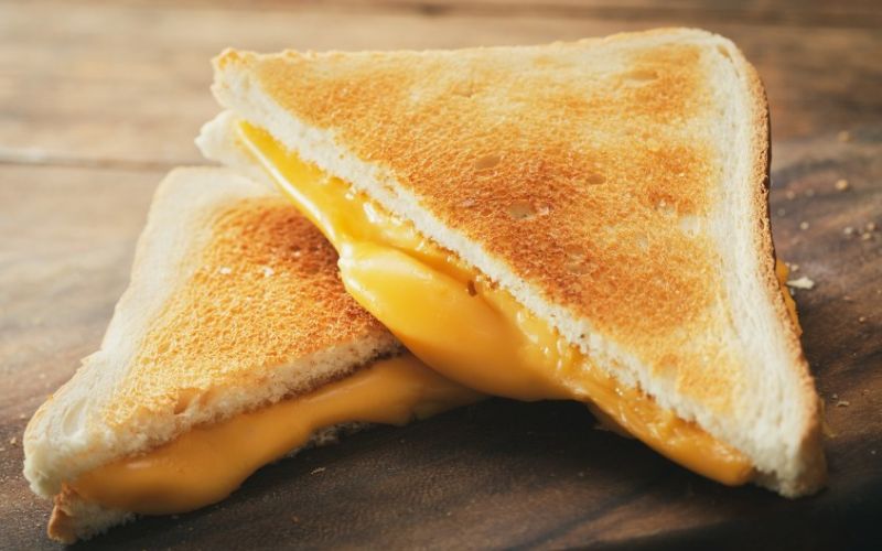 Bánh mì sandwich trứng bơ phô mai là bữa sáng nhanh gọn, đủ chất, tiện mang theo cho người bận rộn.