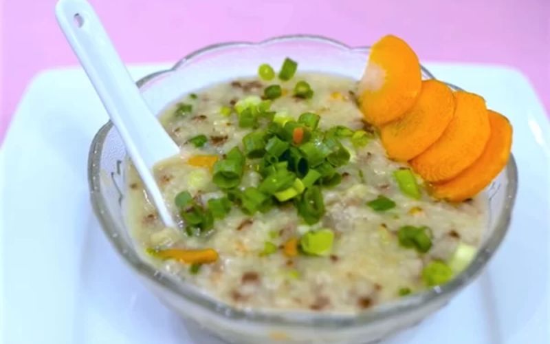 Cháo thịt bò cà rốt là bữa ăn nóng hổi, giàu protein và sắt, giúp bổ máu và tăng cường sức khỏe cho cả ngày.