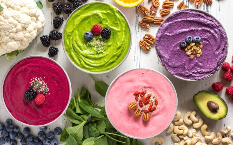 Smoothie bowl nhiều màu sắc, giàu dinh dưỡng, giúp nạp năng lượng nhanh cho buổi sáng.