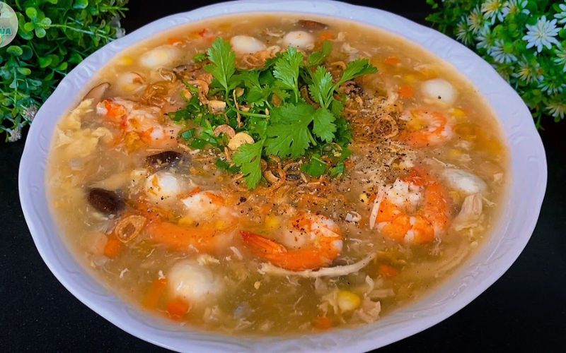 Súp hải sản ăn kèm bánh mì là bữa sáng nhanh gọn, giàu omega-3 và protein, tốt cho tim mạch và trí não.