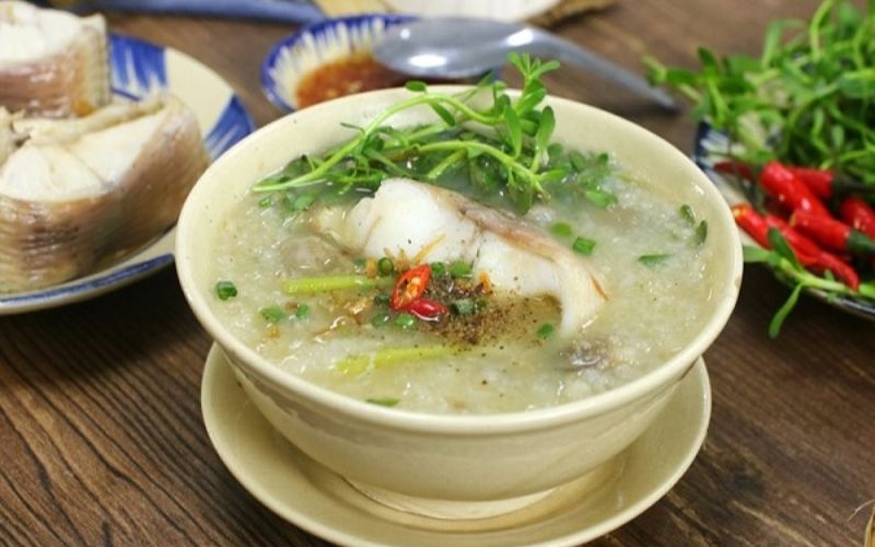 Cháo cá lóc ăn kèm cam tươi là bữa sáng thanh mát, dễ tiêu, giúp tăng sức đề kháng và phục hồi cơ thể.