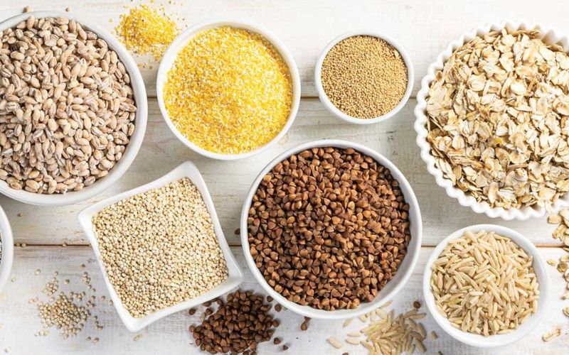 Ngũ cốc nguyên hạt GI thấp giàu chất xơ, giúp ổn định đường huyết và hỗ trợ tiêu hóa.