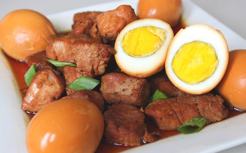 Thịt heo với các món kho đậm đà như kho trứng, kho tiêu hay kho tàu