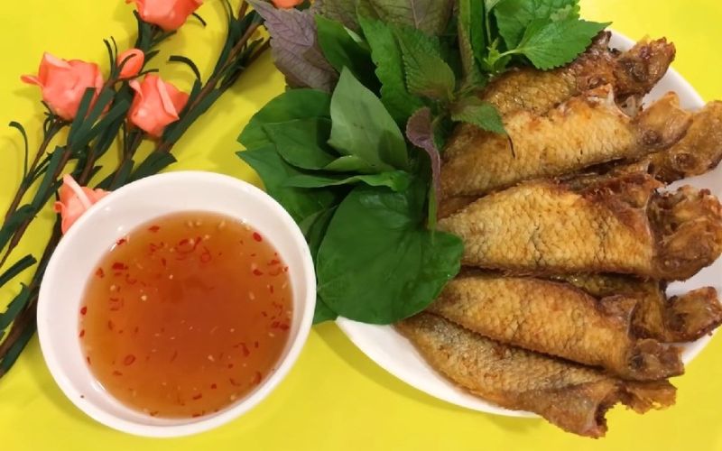 Cá chiên giòn với lớp vỏ vàng ươm, thịt cá mềm ngọt bên trong