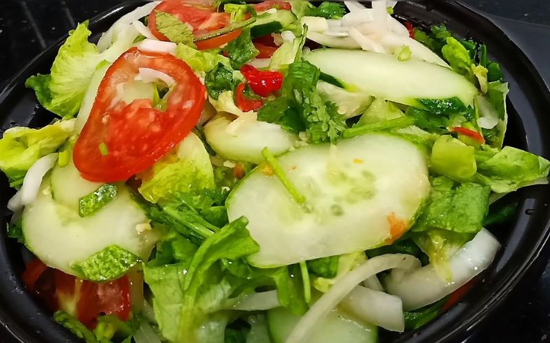 Salad rau củ tươi là món ăn nhẹ, giàu vitamin và chất xơ, dễ ăn cho bữa tối.
