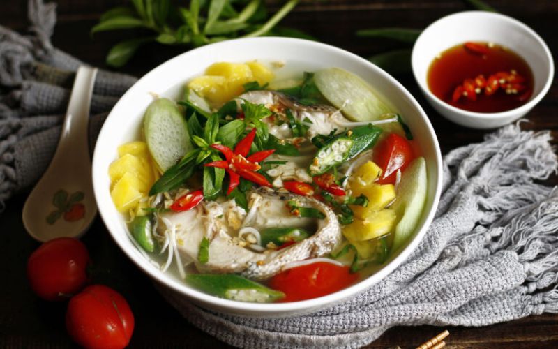 Canh chua hoặc canh rau giúp cân bằng bữa ăn, còn trái cây tráng miệng bổ sung vitamin