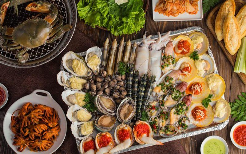 Bữa tối hải sản với tôm, mực, nghêu hay cua vừa sang trọng, giàu dinh dưỡng, vừa hấp dẫn