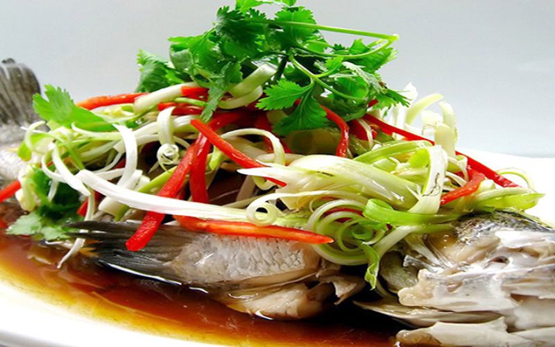 Bữa cơm đơn giản với cá chiên hoặc hấp và thịt rang hay gà luộc vẫn ngon miệng