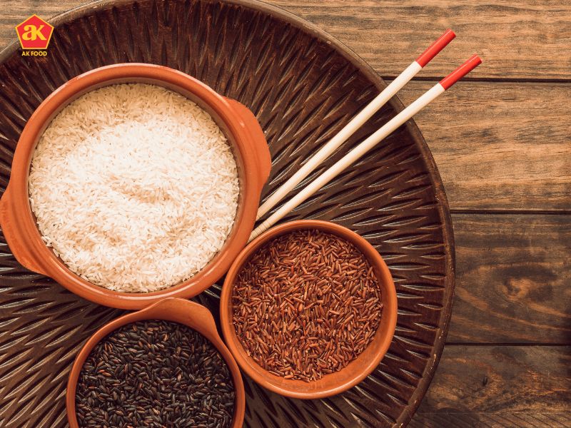 Brown rice is the healthier option with superior fiber content
