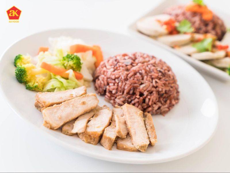 Brown rice salad with grilled chicken
